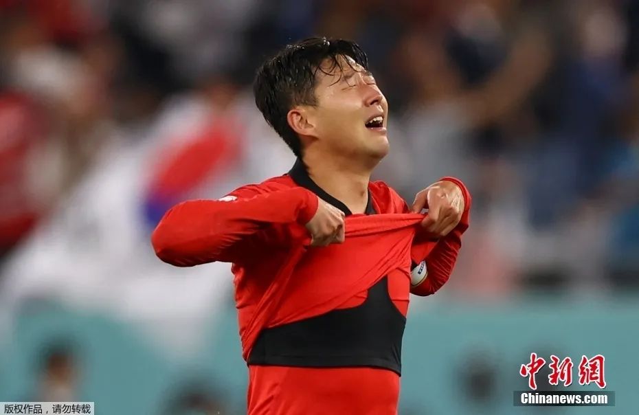 北京时间12月2日，卡塔尔世界杯小组赛H组第3轮，韩国队2：1战胜葡萄牙队。孙兴慜补时阶段送出助攻，助韩国队从小组出线。赛后，孙兴慜在球场内激动落泪。