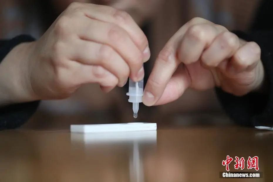发热宜居家,多喝水!一地发防疫明白卡
