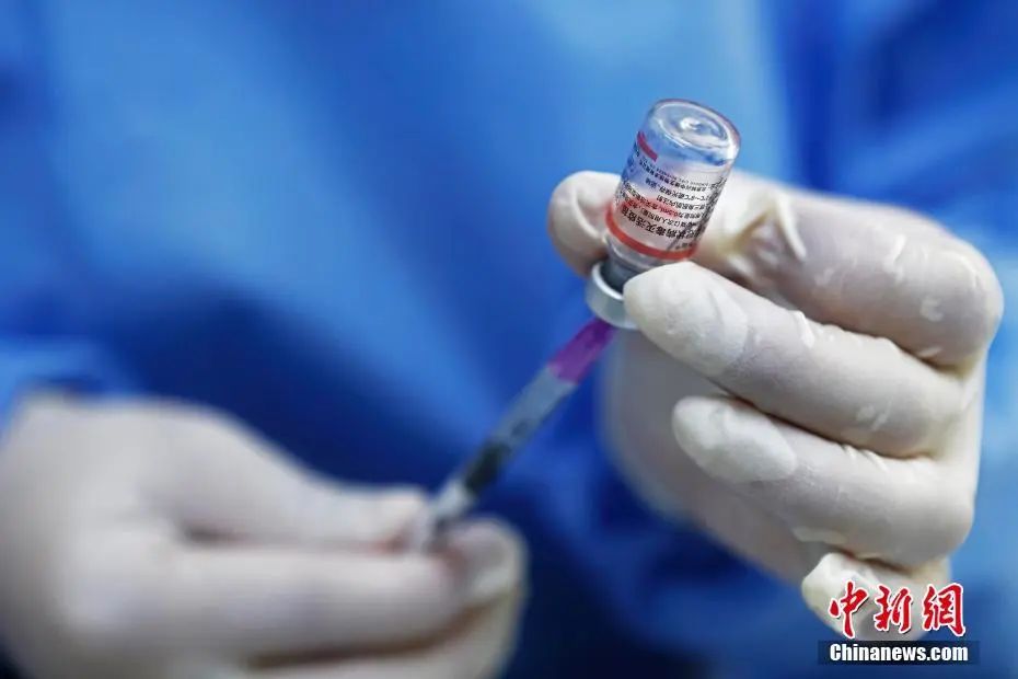 资料图:医护人员正在用注射器抽取药液。中新社记者 殷立勤 摄