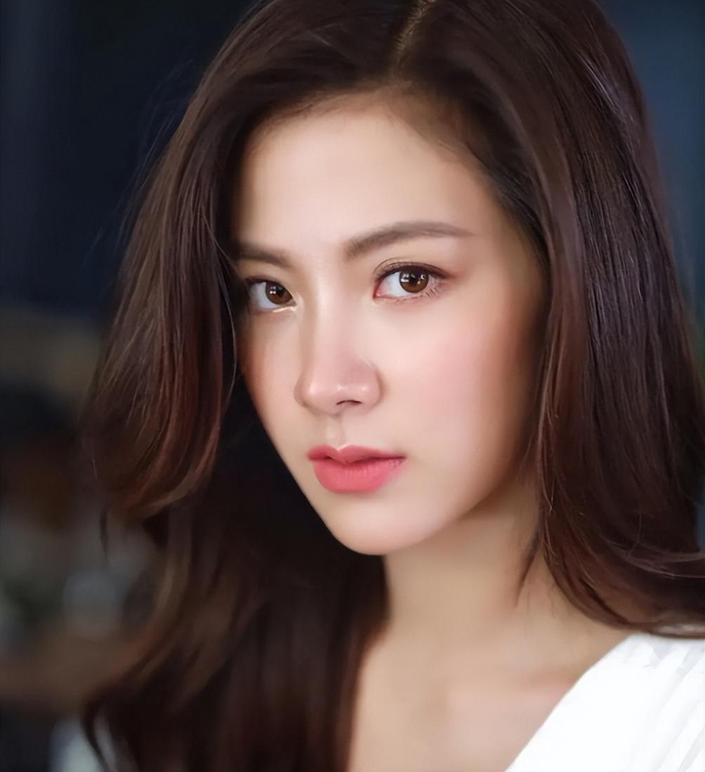 泰国的男艺人nine,粉丝称呼他为小九,以及泰国的女艺人平采娜baifern