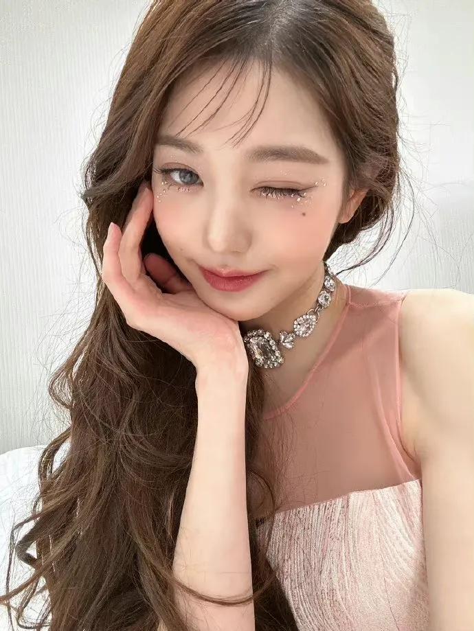 张元英怼脸比心自拍照,甜美娇俏,大眼睛好闪亮|张元英|大眼睛|贴钻