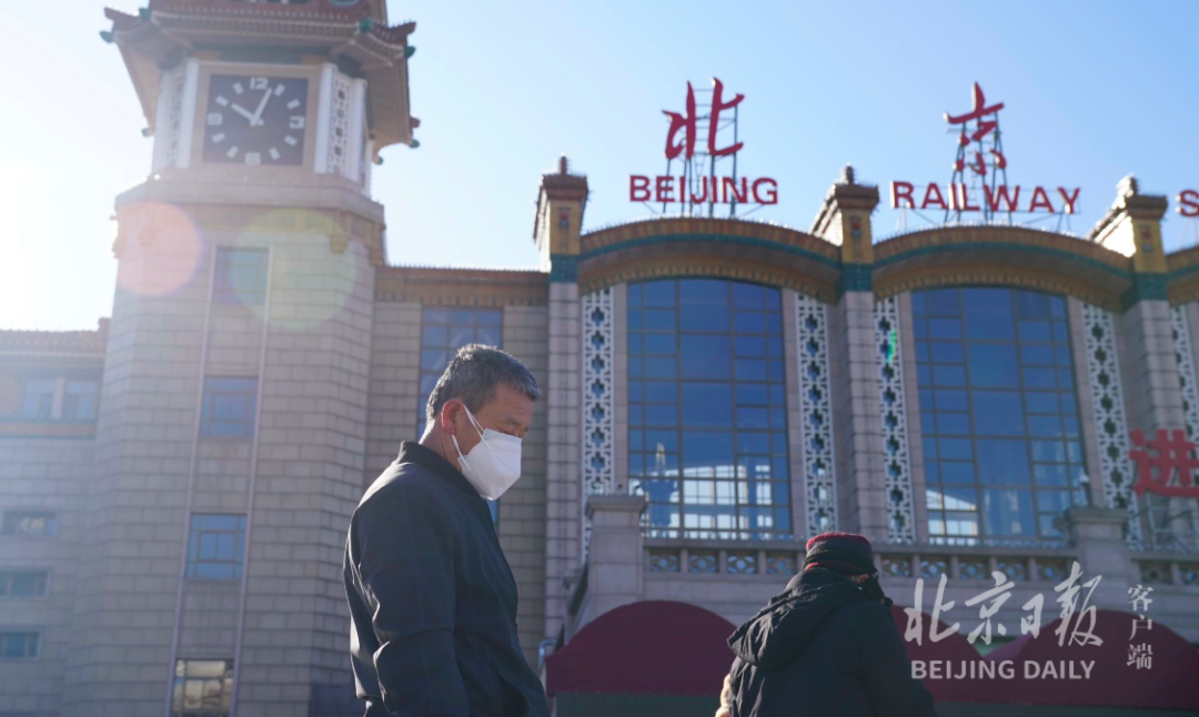 在北京火车站前广场，防空警报鸣响，旅客默哀。