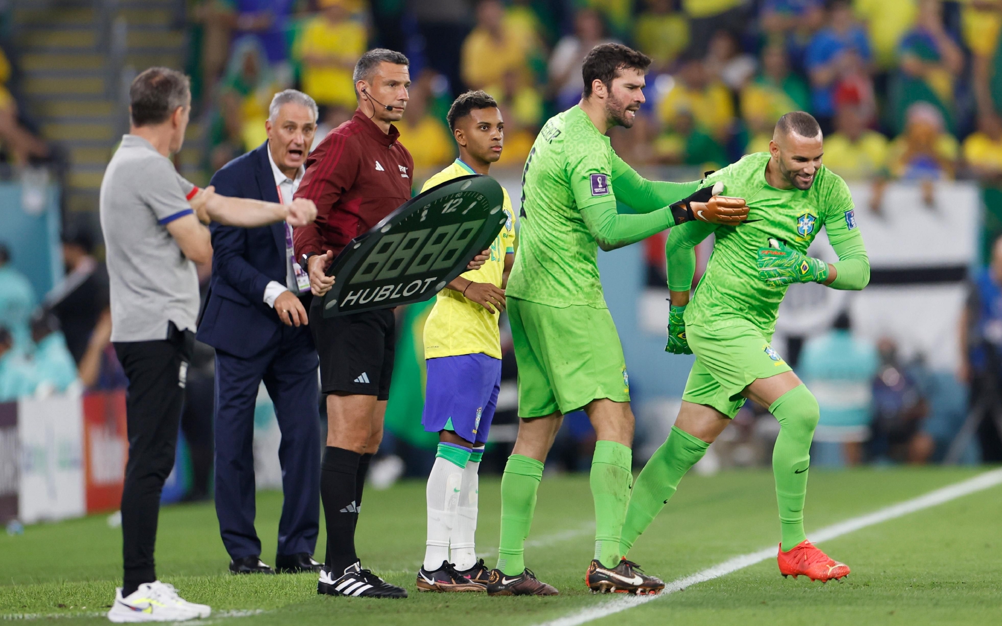 巴西队在比赛中换上替补门将维瓦尔顿(右一).&nbsp; 图/新华社