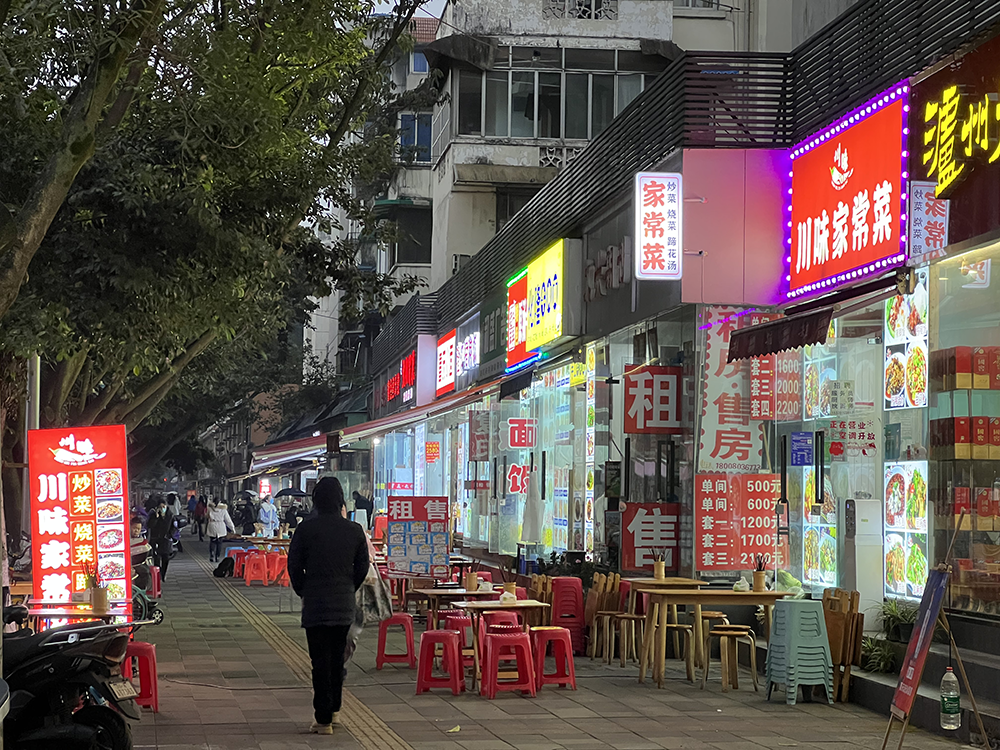 路边的餐馆恢复运营