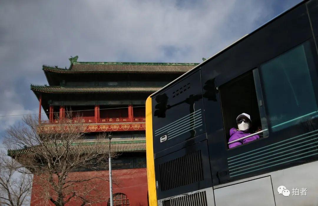 ▲北京地安门外大街，一位乘客坐着公交车经过鼓楼。新京报记者 薛珺 摄