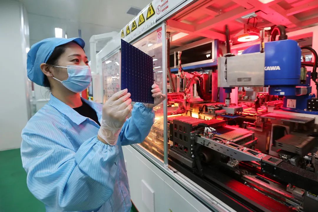 安徽省淮北市烈山经济开发区一家光伏电池生产企业车间,工人在生产线