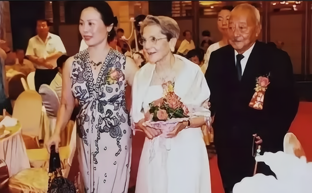 26歲戀愛,83歲結婚,法國騎士勳章獲得者李丹妮,終於嫁給了愛情__財經