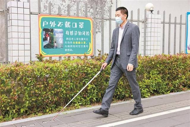 盲人女生如何借助AI轻松化妆？