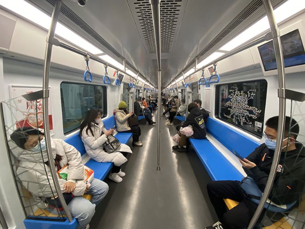 ▲12月5日，早高峰时段，7号线车厢内乘客不多，大家保持安全距离就座。新京报记者 王贵彬 摄