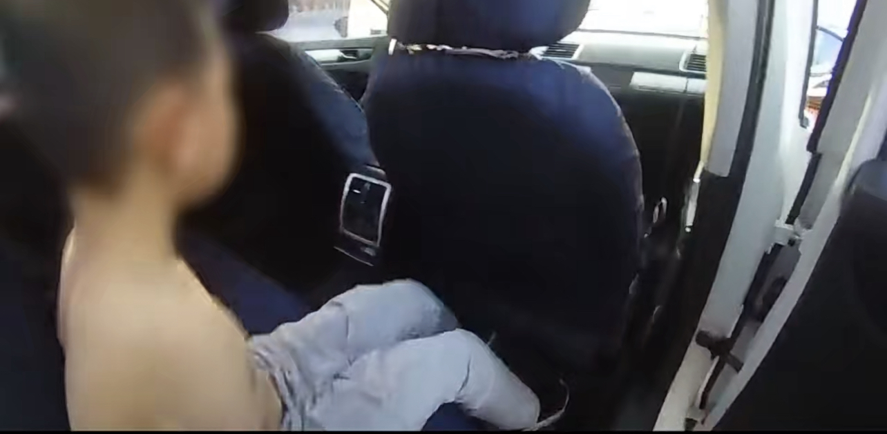 三环主路惊现光膀子的小男孩:"衣服呢?""扔了!"|民警_新浪新闻