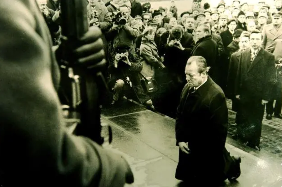 ▲1970年12月7日，联邦德国总理勃兰特在波兰首都华沙犹太殉难者纪念碑前下跪，代表德国请求得到战争受害者的宽恕。图/新华社发