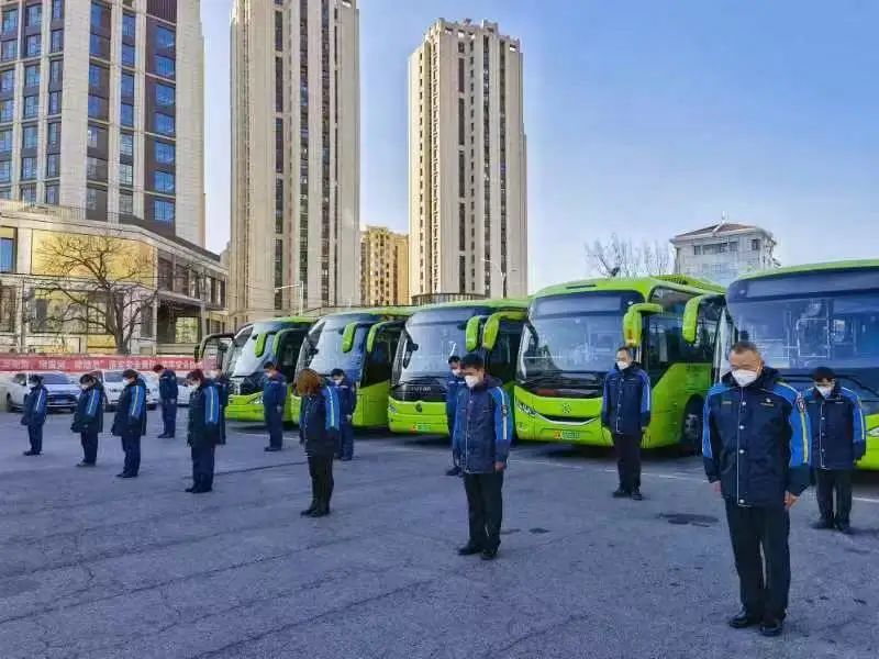 在门头沟区河滩公交场站内，北京公交集团驾驶员、保修工以及物业后勤人员默哀。