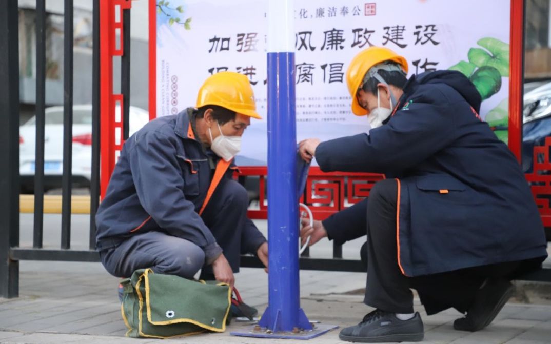 工作人员更换新型路灯.闫兆松 摄