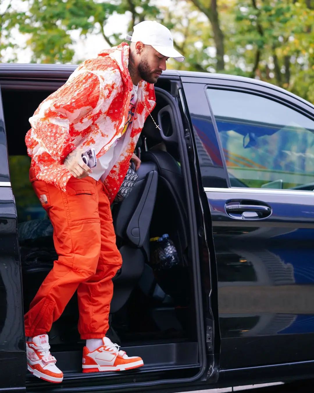 感觉被高人指点过,穿搭也很讲究▽内马尔,堪称tony界的风向标▽从简单