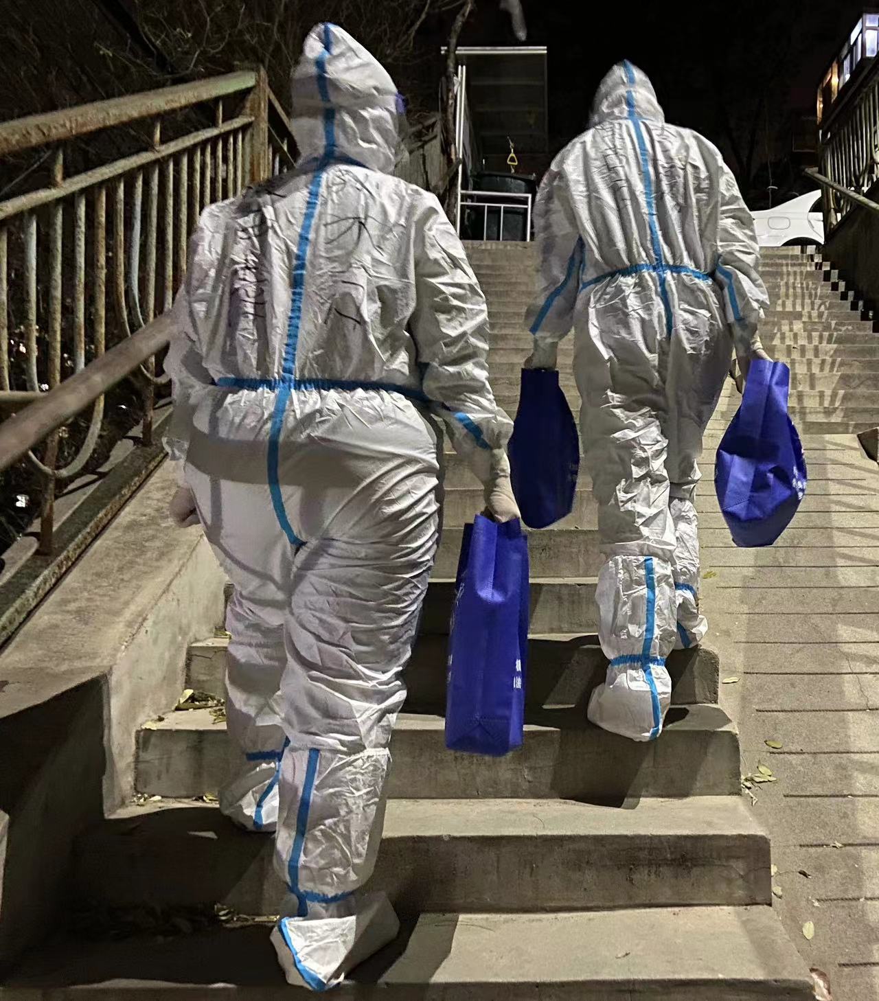 工作人员穿好防护服,以无接触的方式,给高阿姨的家属们送来了各种生活