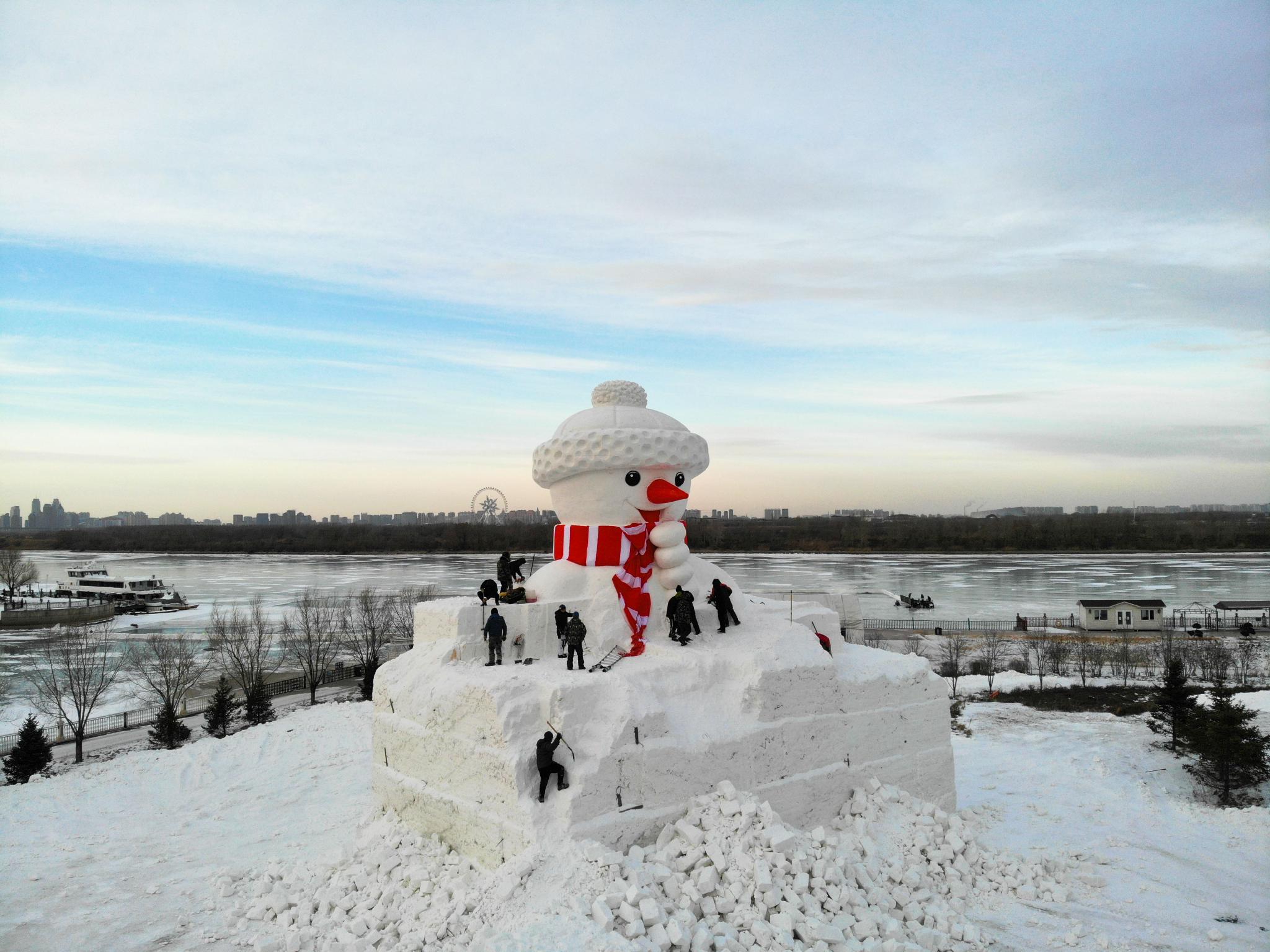 哈尔滨:松花江畔搭起18米高大雪人|哈尔滨市|无人机|工人_新浪新闻