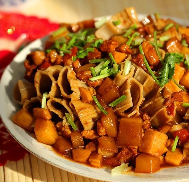 做法不同,吃法不一……擀成大圆薄片儿卷上土豆丝就是莜面饨饨粗粝的