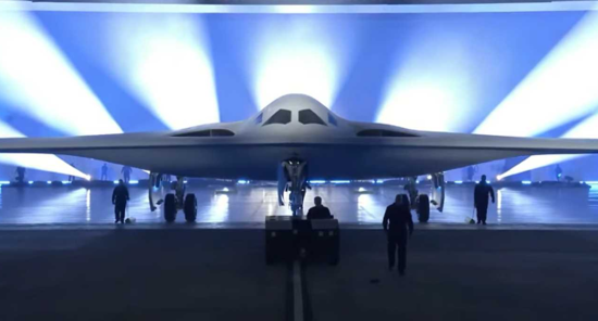 美軍只公佈了 B-21的正面圖像，具體長什麼樣有待后續公佈的更多圖像。