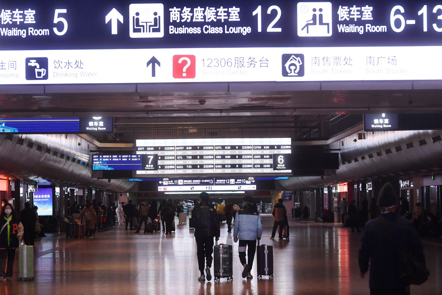 12月7日,北京西站,旅客进站乘车已不再查验健康码及核酸证明,图为乘客