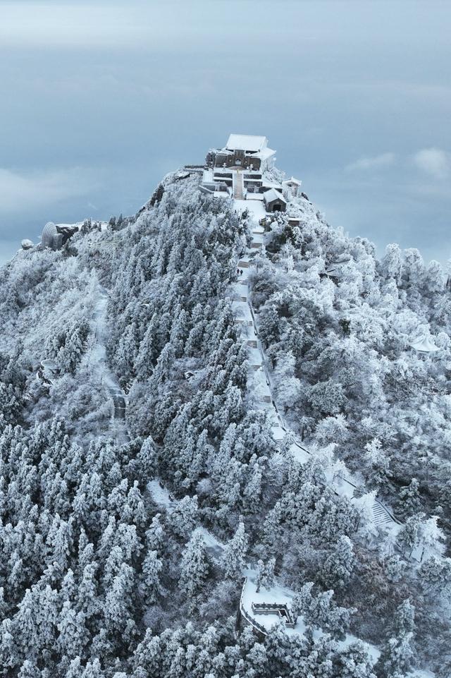 吹抚着我的脸庞看蓝天下绵延到天际的银色山峦我站在南岳衡山的最高峰