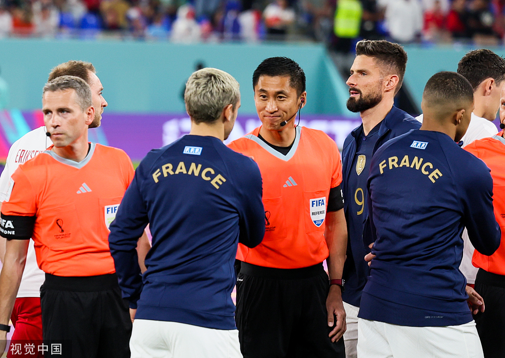 马宁和法国球员格里兹曼握手。
