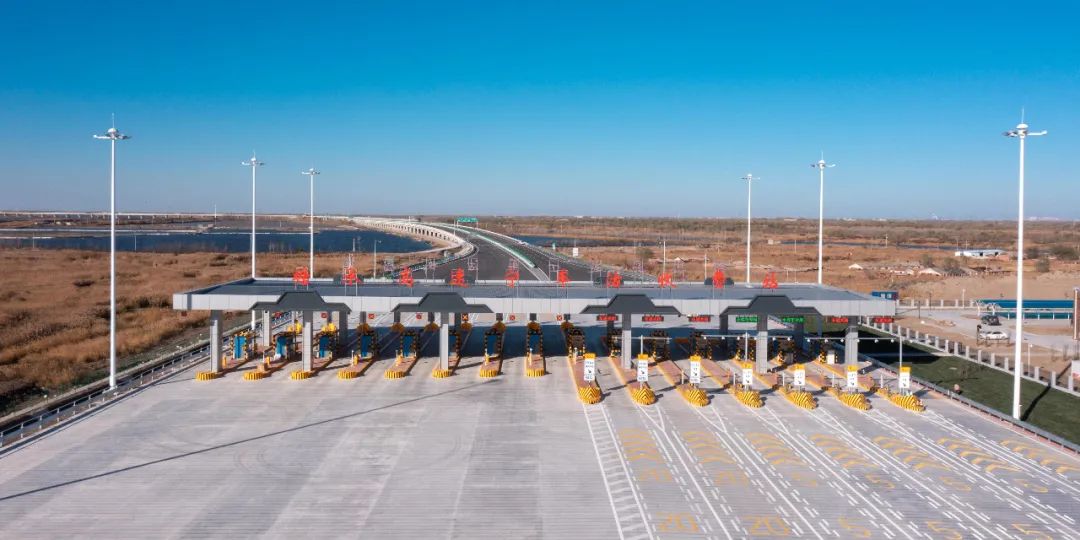 与现状运行的塘承高速公路南端起点及秦滨高速相接,全长4