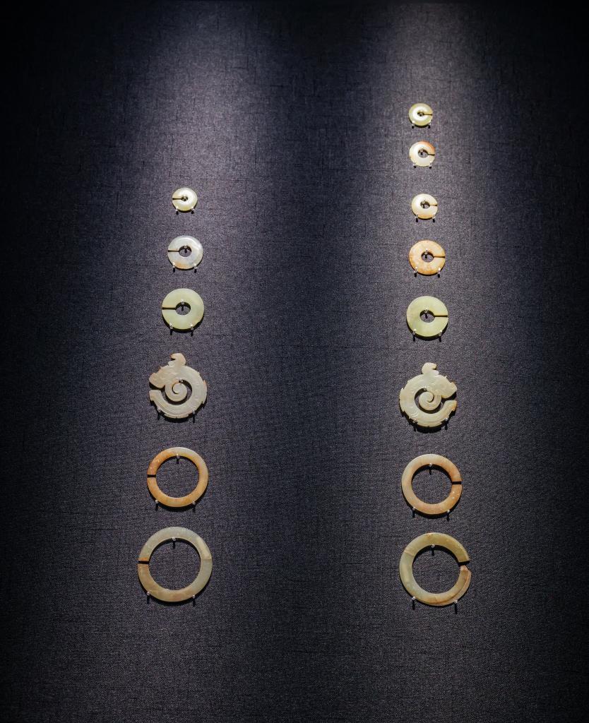 图为西周玉玦组佩