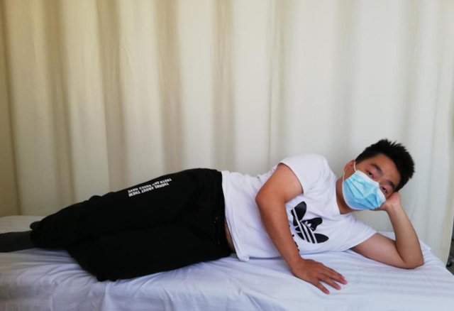 美人卧俯卧位是指头颈偏向一侧,长时间保持这一姿势,肌肉会很紧张