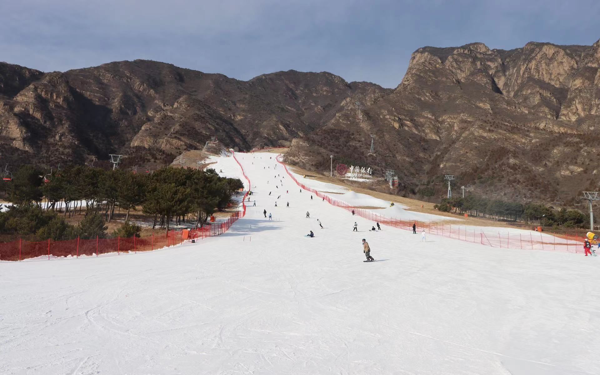 12月7日,延庆万科石京龙滑雪场,近千名滑雪爱好者走进滑雪场,体验冰雪