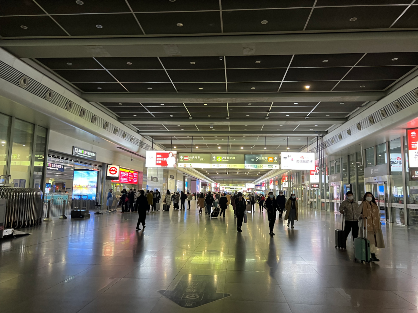 12月8日,虹桥火车站到达层.&nbsp; 澎湃新闻记者 陈逸欣 摄