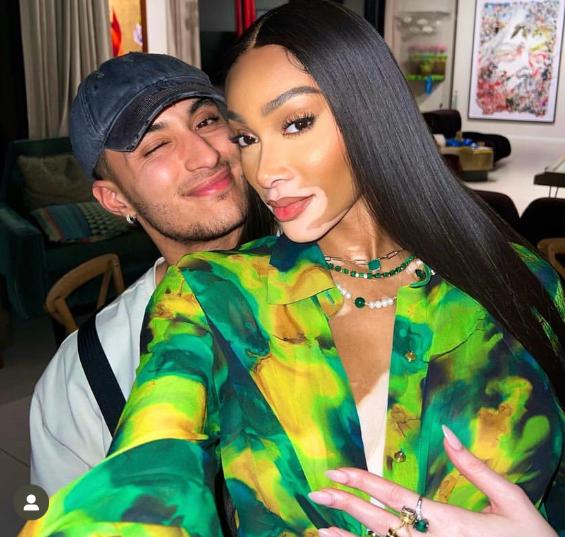 超模女友依偎怀中,手掌都变白了,口味不一般|库兹马|温妮|超模_新浪