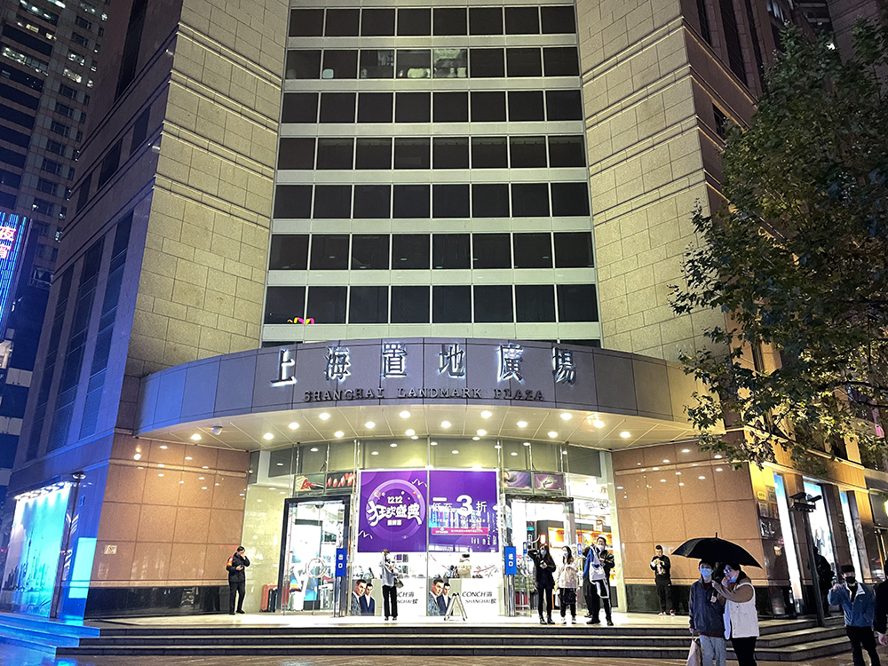 12月9日晚，上海置地广场商厦正常营业中。 澎湃新闻记者 徐祯曜 图