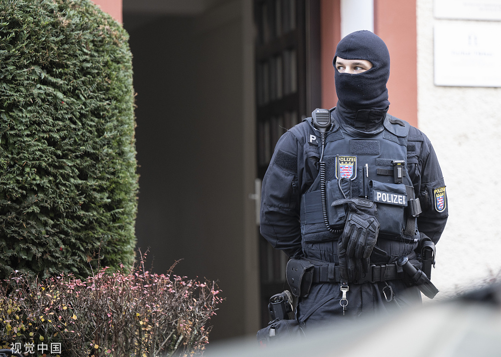 据法新社报道,包括精英反恐部队成员在内的约3000名德国警察7日清晨