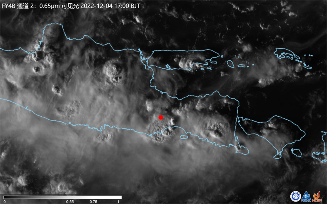 风云四号B星0.65μm可见光通道监测显示：火山口及西南侧仍有明显的上升云系，可能与火山仍在持续活动有关，图中红点为火山位置