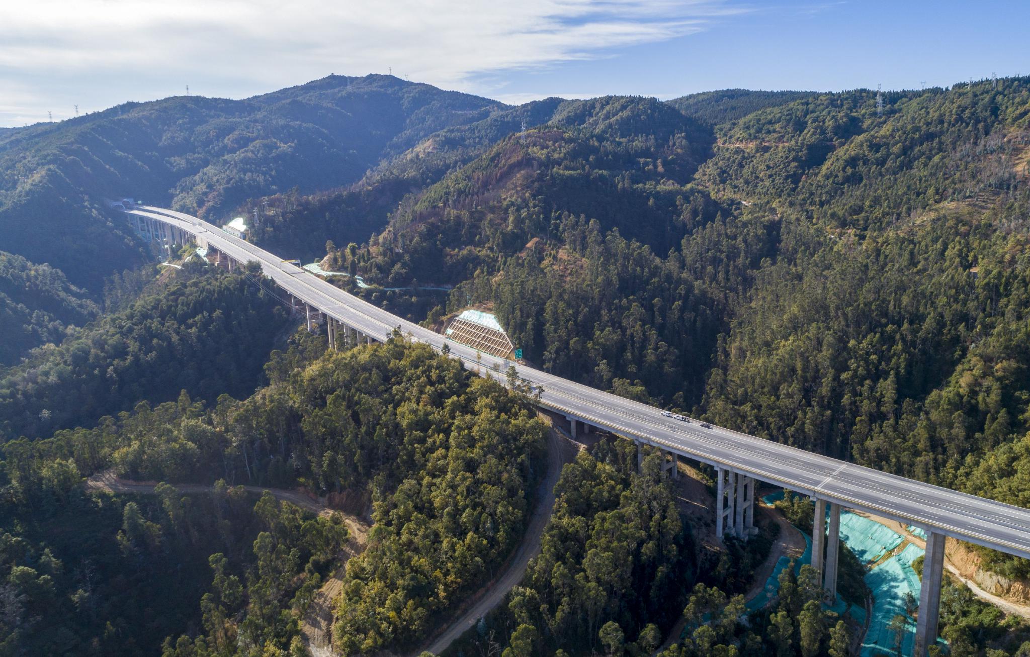 新昆楚高速昆明入城段开通运营|昆明|无人机|枢纽_新浪新闻
