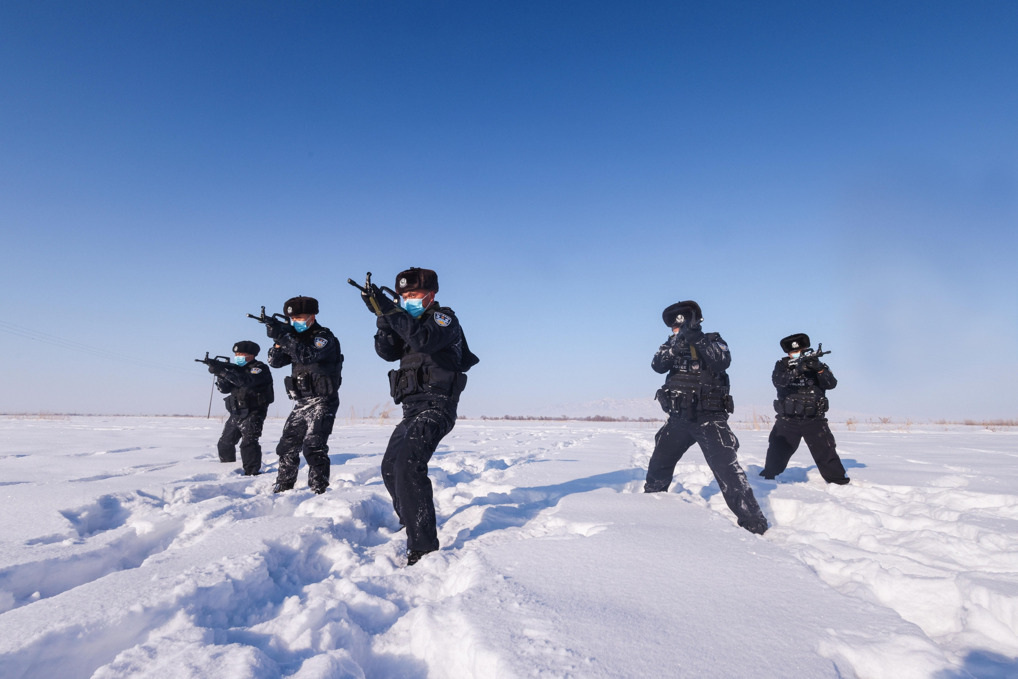 零下20摄氏度严寒中,新疆塔城警方开展冬季大练兵|民警|边境_新浪新闻