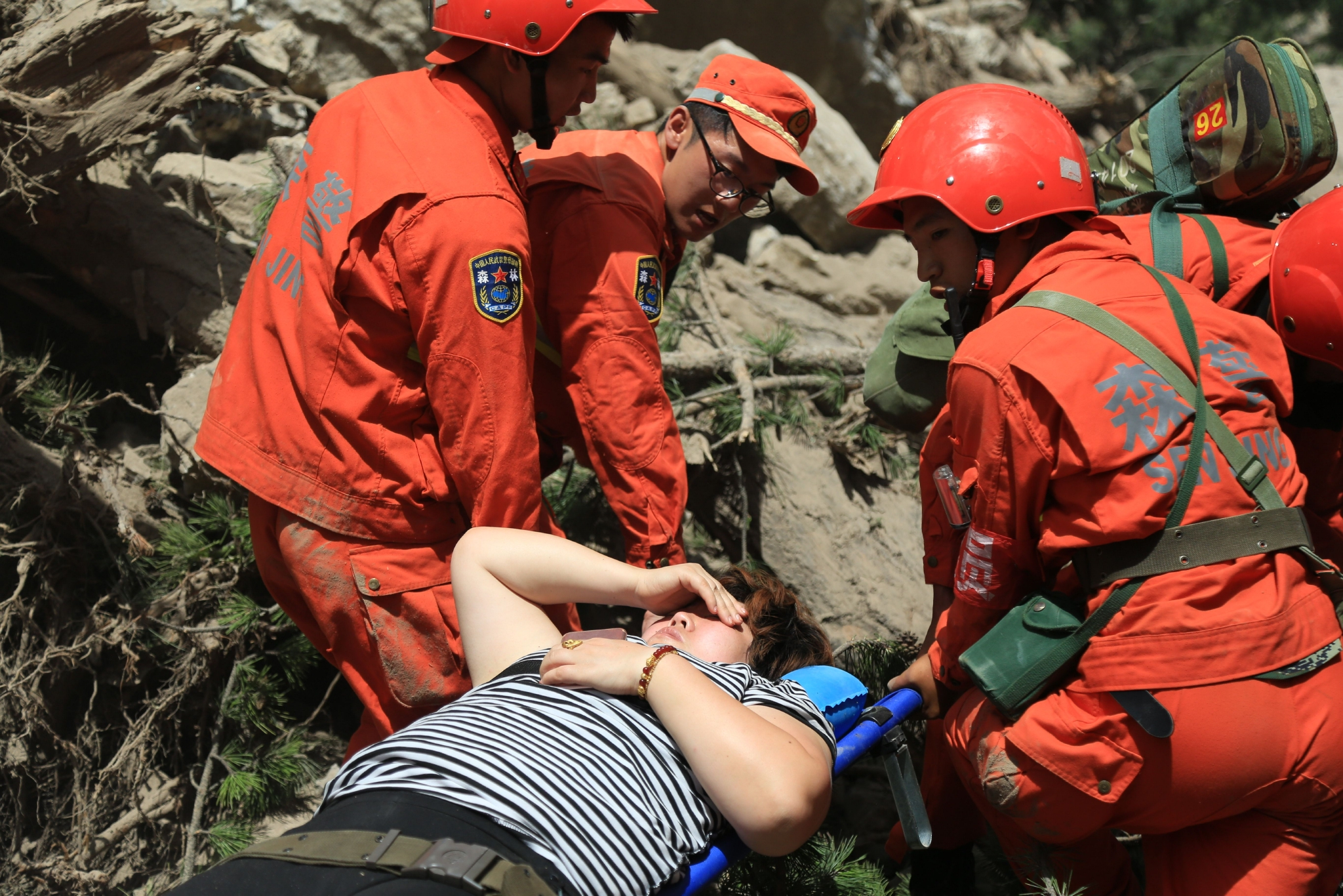 林远扬(中间)与队友抢救地震中的伤员.四川省森林消防总队供图
