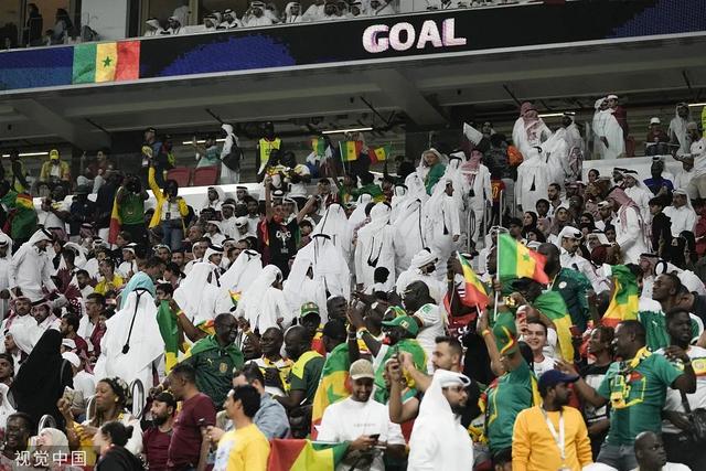 目睹卡塔尔队不敌塞内加尔，失望的本地球迷退场。