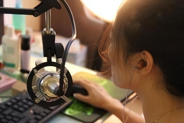 直播间疯狂刷礼物可能是在洗钱，你在直播间刷过礼物吗？休闲区蓝鸢梦想 - Www.slyday.coM