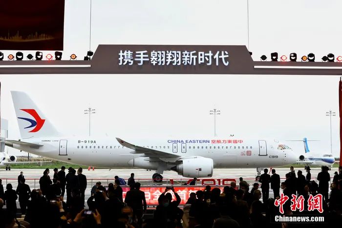2022年12月9日上午，全球首架国产大飞机C919交付给中国东方航空。图为交付仪式现场。东航 供图