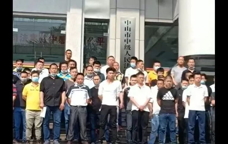 ▲2022年3月,患病职工到中山中院催问二审判决书。 视频截图