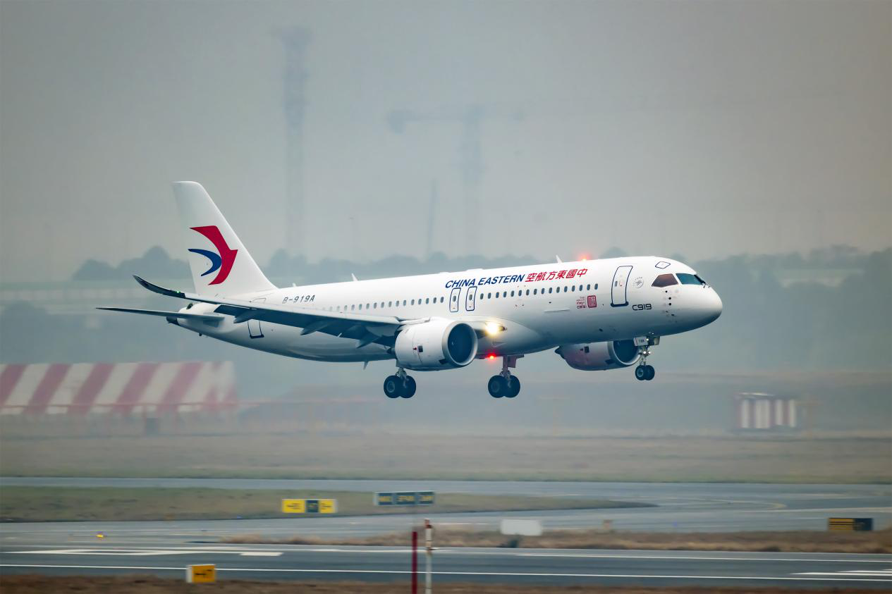 东航全球首架c919执行"第一飞" 最早明年春天投入商