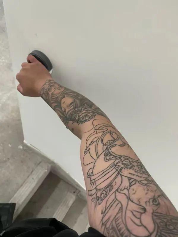 17岁少年花800元文"大花臂"后悔,起诉文身店老板|未成年人|法院|上海