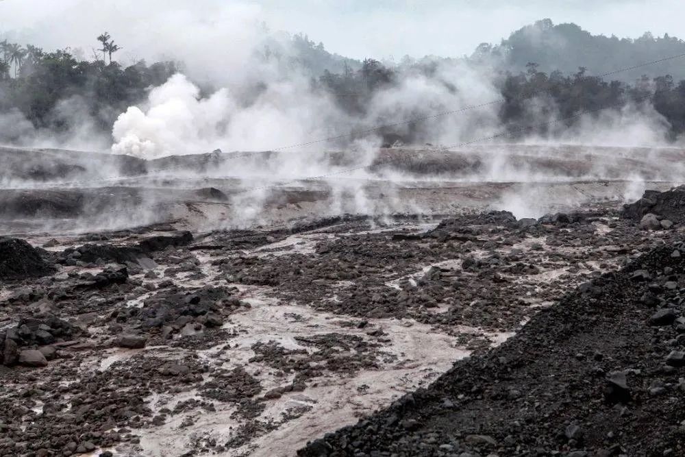 塞梅鲁火山喷发后影响的区域 图/新华社