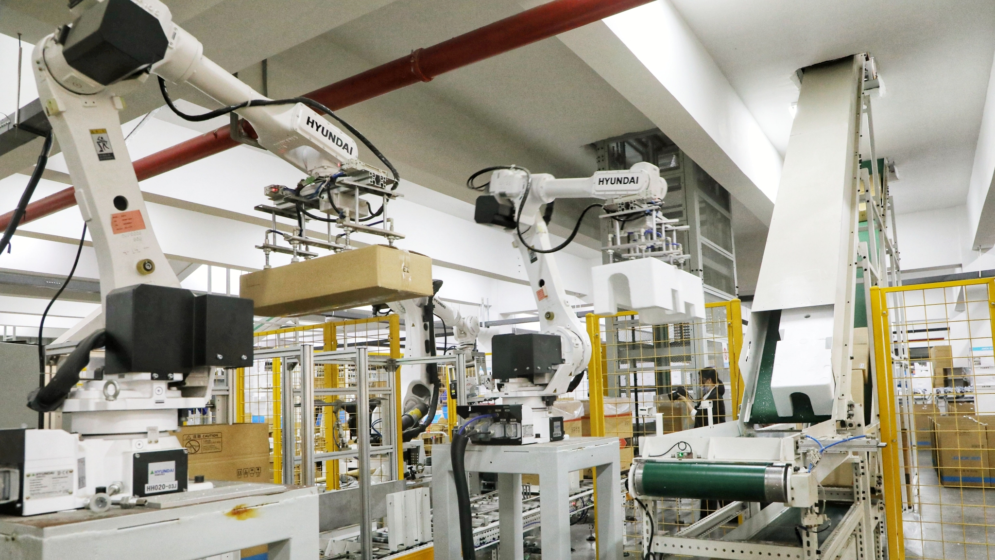 杰克股份车间的自动化机械臂正在进行成品打包.