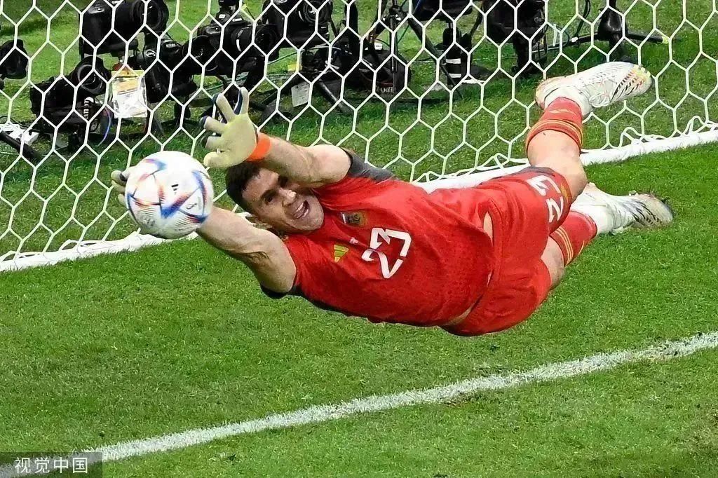 马丁内斯扑出两粒点球.