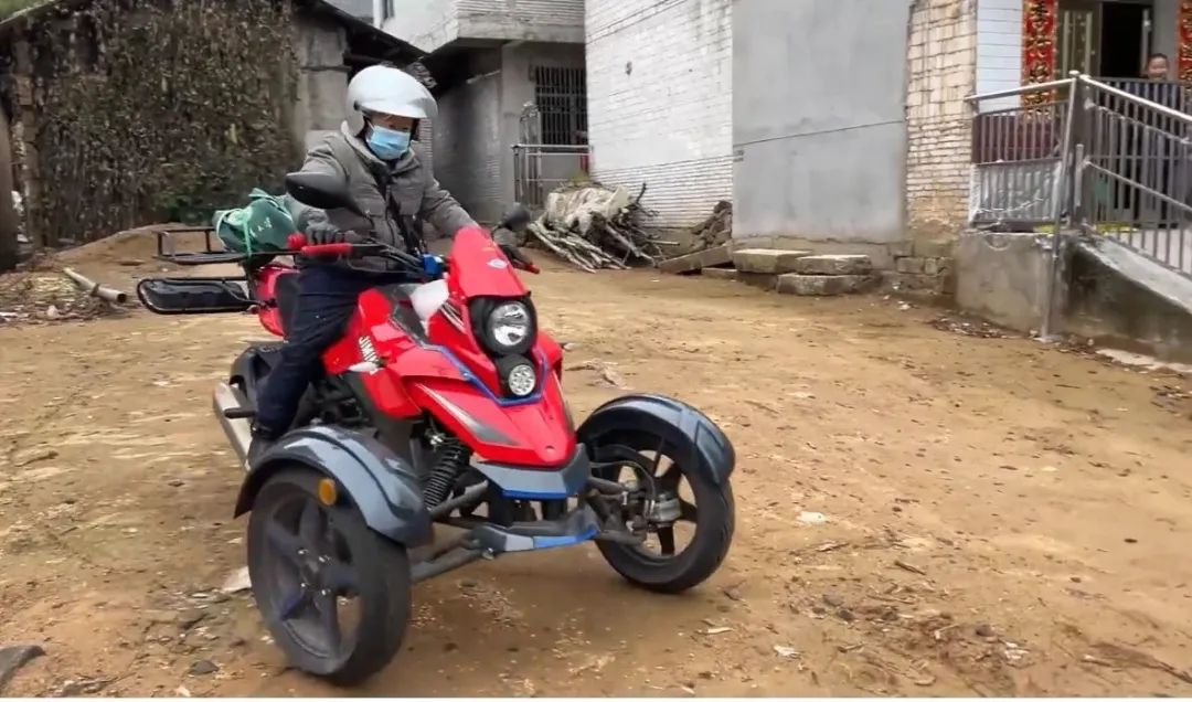 1.35米男子成百万网红，真相让人大开眼界休闲区蓝鸢梦想 - Www.slyday.coM