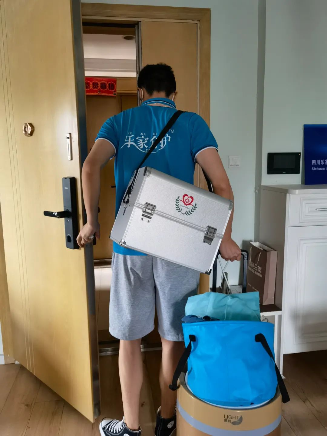 一帮成都00后、90后，合伙开了家养老院休闲区蓝鸢梦想 - Www.slyday.coM