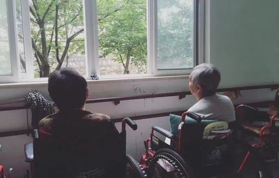 一帮成都00后、90后，合伙开了家养老院休闲区蓝鸢梦想 - Www.slyday.coM