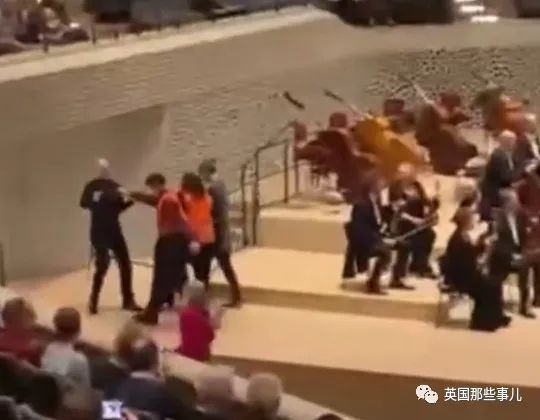 极端环保主义者大闹音乐会，将手粘在扶手上，然而....哈哈哈哈哈....休闲区蓝鸢梦想 - Www.slyday.coM